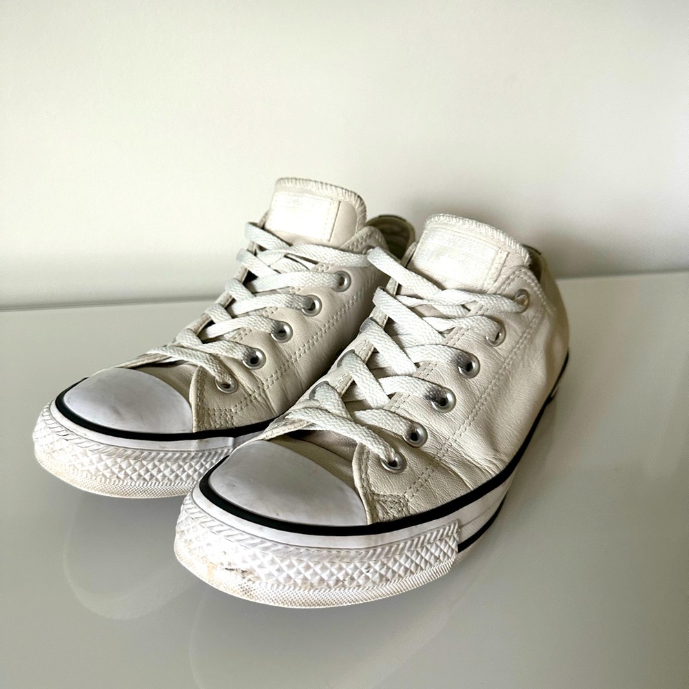 Converse All Stars Leather Men’s 7.5 / Women’s 9.5